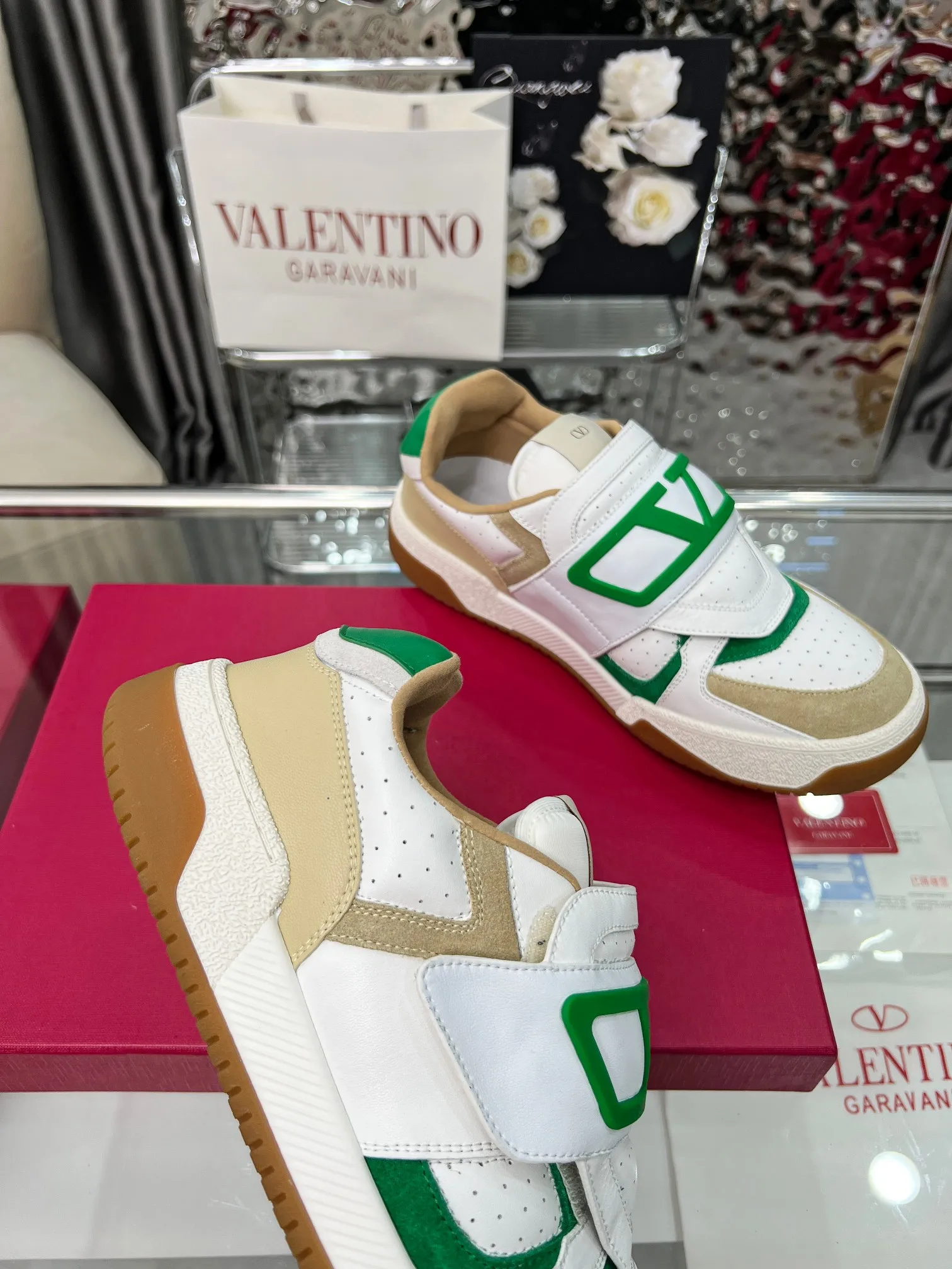 [Valentino] P: 680💰 Couple style, size: women 35-40▪️men 39-44 (customized at 45.46) Valentino 𝑶𝒏𝒆𝑺𝒕𝒖𝒅 Couple sports bread shoe series Valentino 2025 new couple sports shoes are on sale. The original ZP purchase and disassembly. Repeated pattern making and modification. 1:1 restoration! Top luxury masterpiece Velcro design Soft and comfortable imported calfskin brings excellent and elegant texture and excellent foot comfort Top purchasing version upper: imported calfskin surface/original oil edge craftsmanship Lining: water-dyed sheepskin lining Outsole: original development 𝐓𝐏𝐔 two-color combination outsole Packaging: original configuration complete package